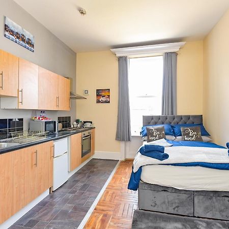The Elm Wood Apartments Huddersfield Room photo