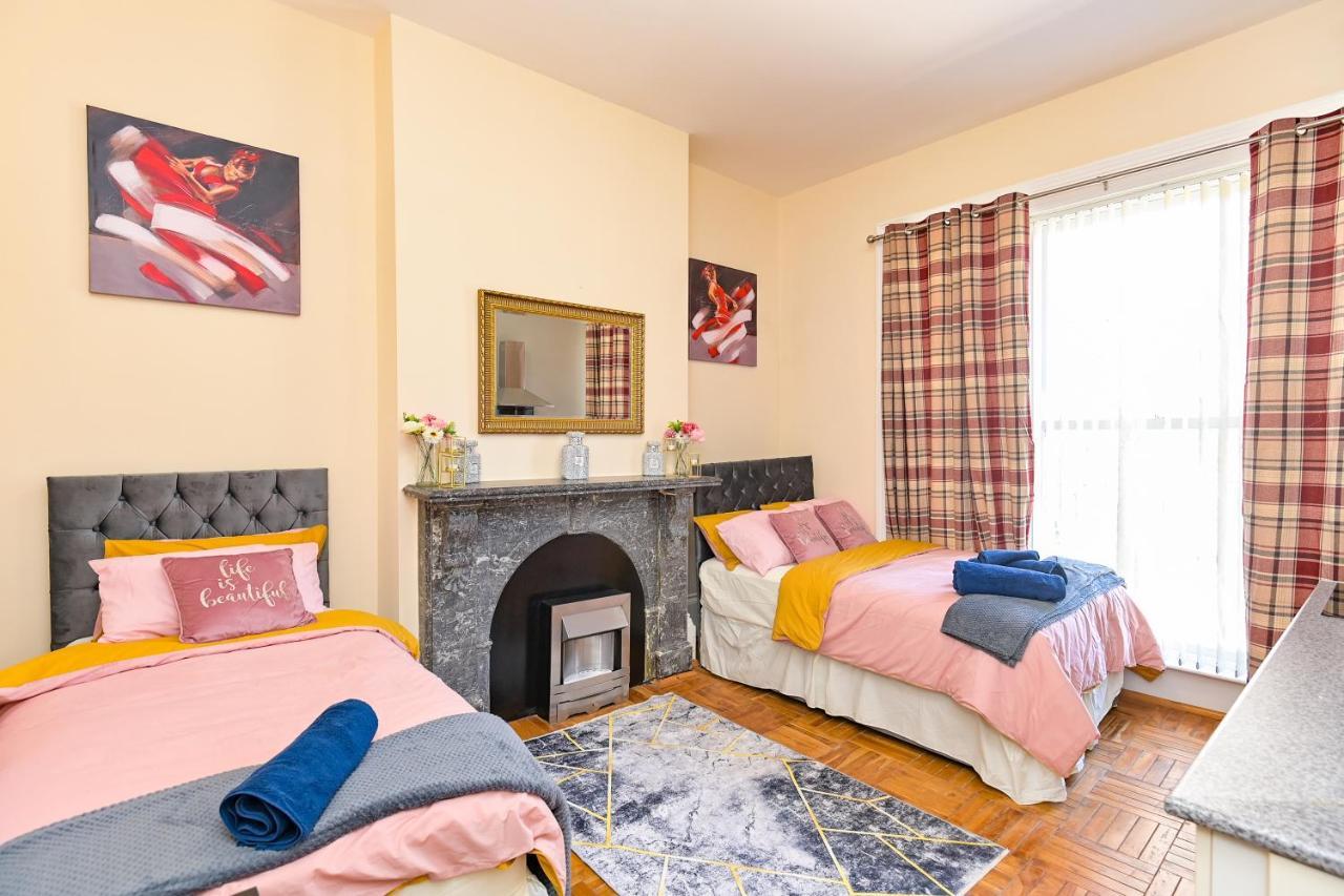 The Elm Wood Apartments Huddersfield Room photo
