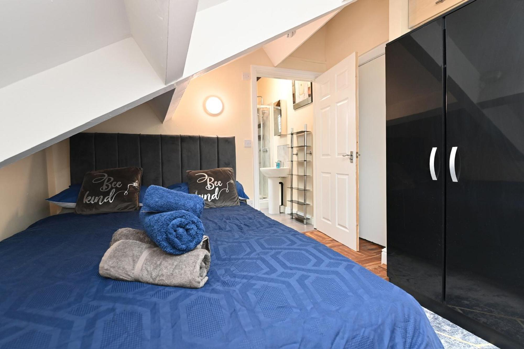 The Elm Wood Apartments Huddersfield Room photo