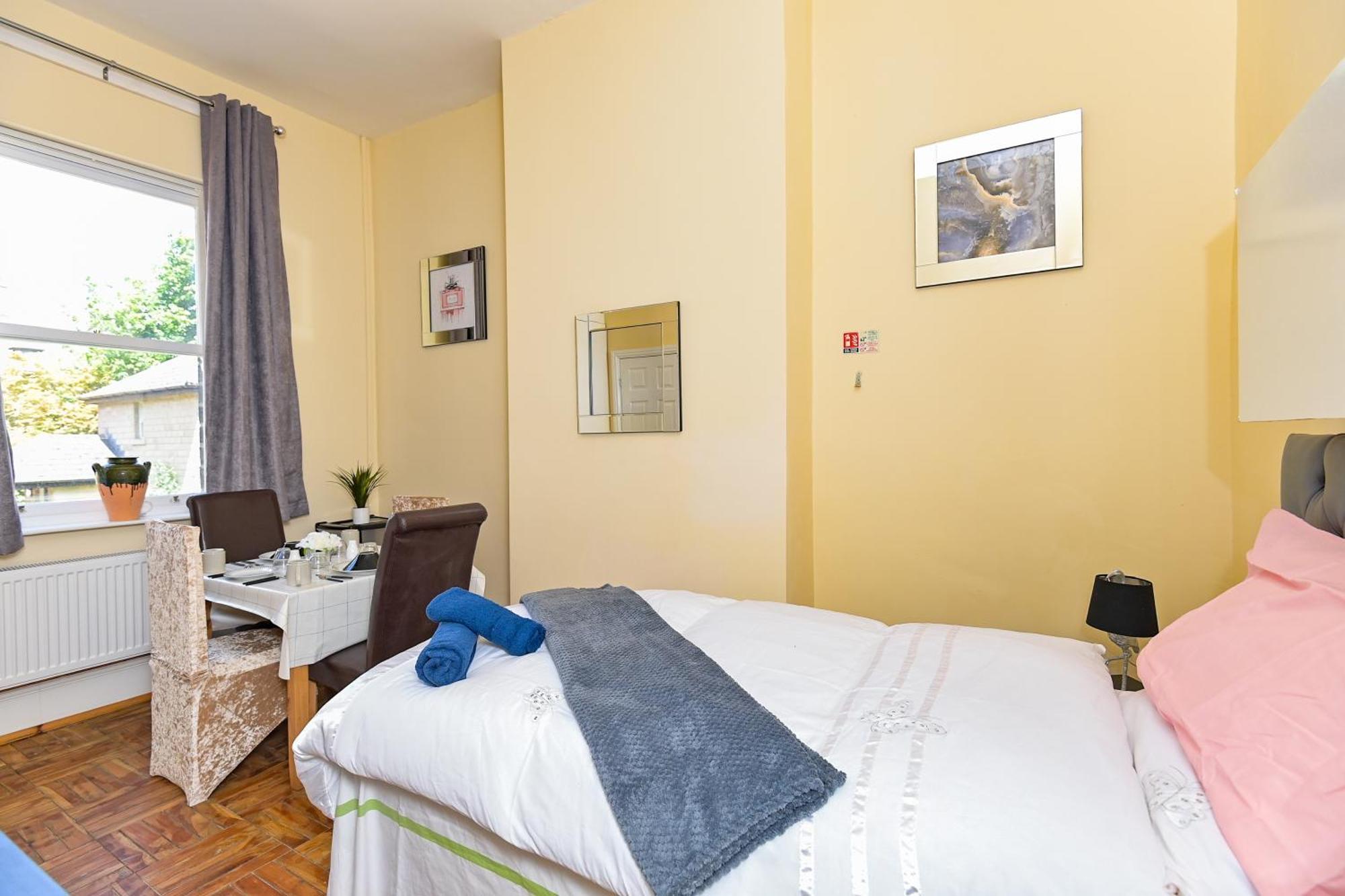 The Elm Wood Apartments Huddersfield Room photo
