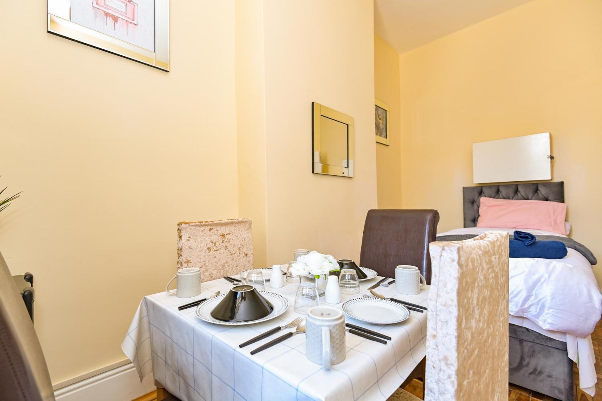 The Elm Wood Apartments Huddersfield Room photo